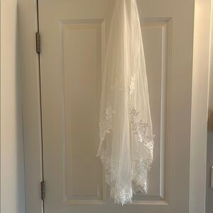 Elegant White Lace Bridal Veil